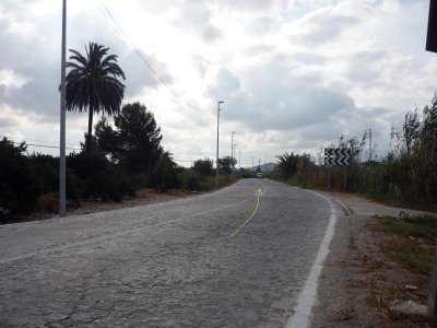 Foto nº4. Otra imagen de la carretera de Hurchillo, se aprecia que su dificultad sería similar a la de los tramos más sencillos de Paris-Roubaix. Kilómetro 3.