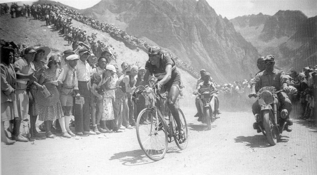 Coppi en la cima del Tourmalet. Fotografía de bikeraceinfo.com