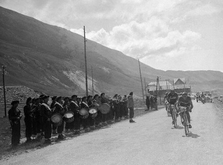 Bartoli y Coppi liderando el grupo d ecabeza. Foto de "El Tour de Francia en imágenes"