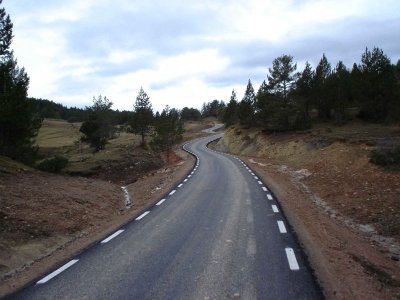 Precioso tramo asfaltado en 2006, poco antes de que aparezca al tierra. Foto de Morgar.