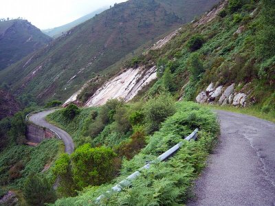 El espectacular Puerto de La Marta. Foto de Javier Avilés. Click para ver una amplia galería.