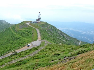 Final de la carretera y estación meteorológica del Puig Sesollés vista desde el Turó de l'Home. Foto de joan miquel en panoramio.