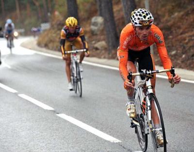 Samuel Sanchez al ataque en Navacerrada, perseguido por Valverde y Mosquera, en La Vuelta 2009. Foto de LaVuelta.com.