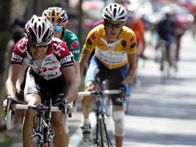 Sastre, Menchov y Heras, el podio de La Vuelta 2005 en solitario en Navacerrada. Foto de AFP.