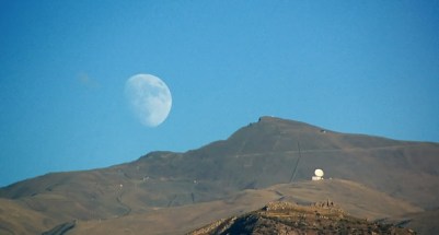 El IRAM, el Pico Veleta y la luna. Foto de A. Porcel.
