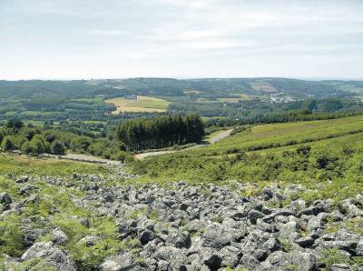 Vista de la carretera a su paso por el Pedregal de Irimia, donde nace el Miño, a unos 2 km de meta. Foto de Tere Gradín.