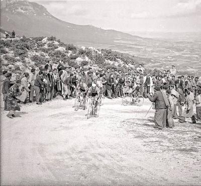 El Puerto de Herrera en 1958, con Loroño al fondo. Nótese el estado de la carretera/camino. Foto de Paco González Untoria.