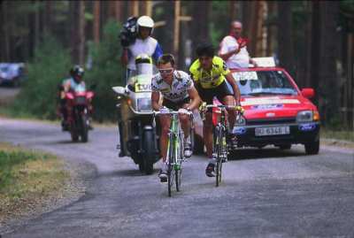 Las duras rampas de Neila son un clásico de la Vuelta a Burgos. Mottet y Chozas en 1991. Foto de echozas.com.