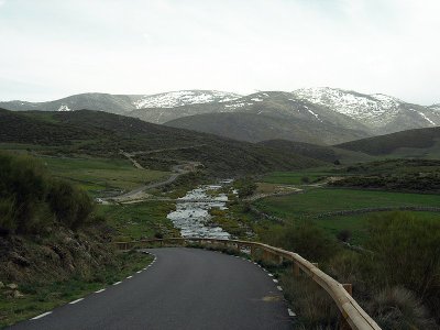 La carretera de Navacepeda a la Plataforma tiene tramos espectaculares. Fot ode Gorgonio en el Foro APM.